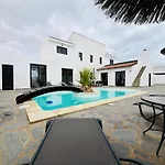 Waikiki, Private Pool, Beaches & Nightlife Corralejo