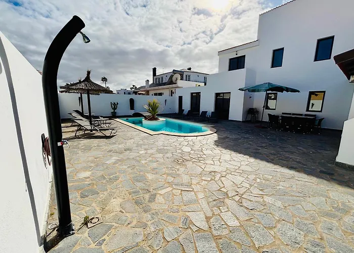 Waikiki, Private Pool, Beaches & Nightlife Villa Corralejo