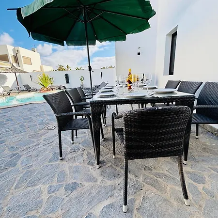 Villa 4-br, Sea-view Villa, Private Pool And Bbq, In Downtown! Corralejo