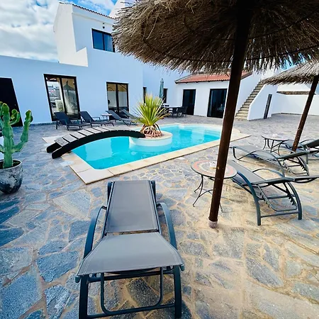 Villa 4-br, Sea-view Villa, Private Pool And Bbq, In Downtown! Corralejo