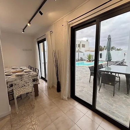 Villa 4-br, Sea-view Villa, Private Pool And Bbq, In Downtown! Corralejo