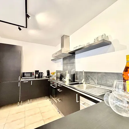 4-br, Sea-view Villa, Private Pool And Bbq, In Downtown!