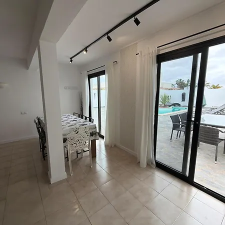 4-br, Sea-view Villa, Private Pool And Bbq, In Downtown! Villa Corralejo
