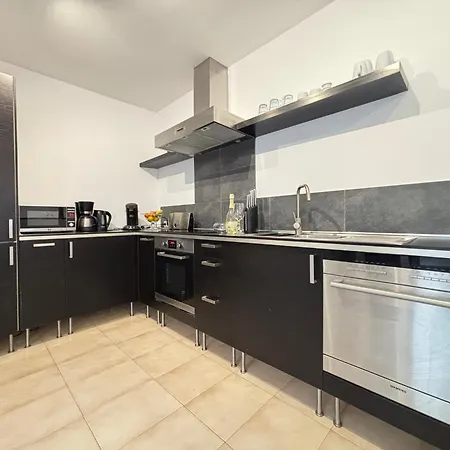 Villa 4-br, Sea-view Villa, Private Pool And Bbq, In Downtown!
