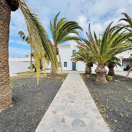 4-br, Sea-view Villa, Private Pool And Bbq, In Downtown! Villa Corralejo