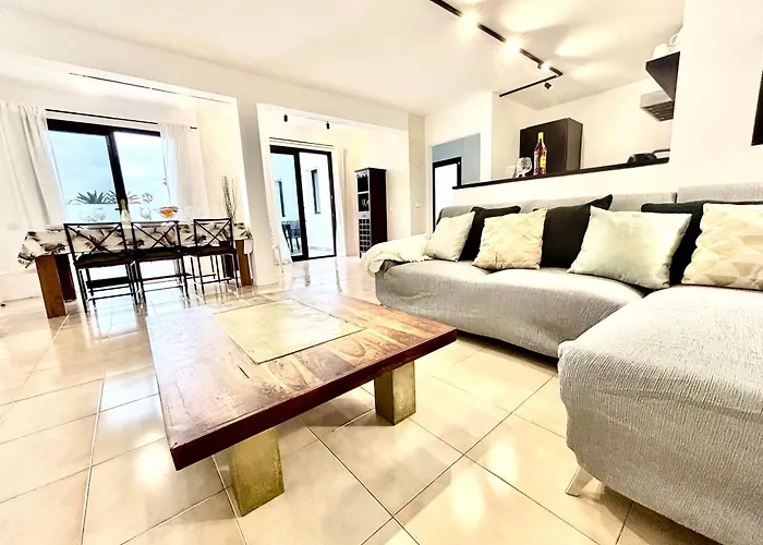 Waikiki, Private Pool, Beaches & Nightlife Corralejo